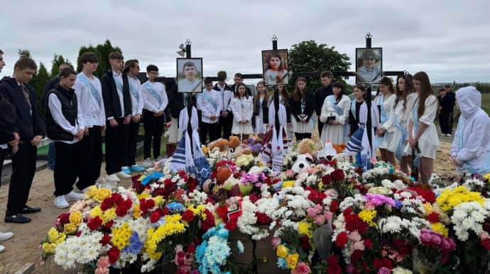 High school graduates spend their last school day at grave of classmate killed by Russians – photos, video