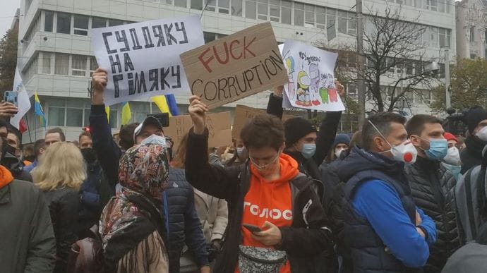 КС втратив довіру 60% українців, стільки ж підтримки в ідеї його розпуску