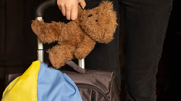 Ukraine brings family from Kherson Oblast with two children back home