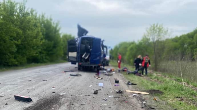 Bus evacuating civilians struck by Russia in Sumy Oblast, killing nine – photo, video