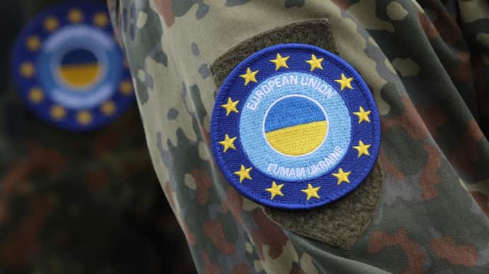 ЄС обговорює відправку своїх військових радників до України