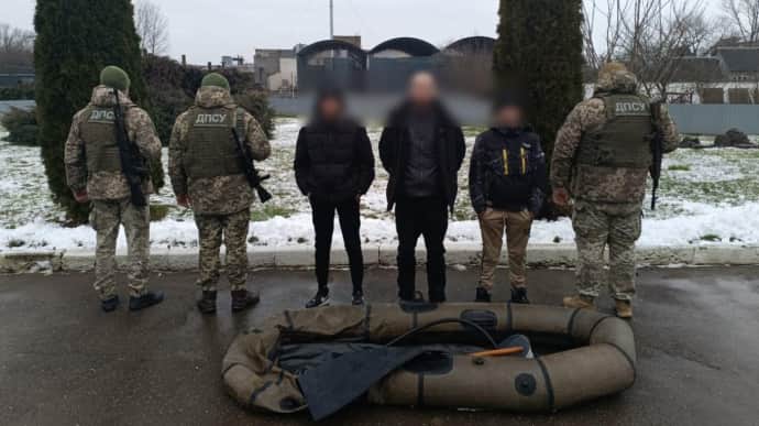 Пограничники остановили двух подростков, которые вели к Тисе мужчину с резиновой лодкой