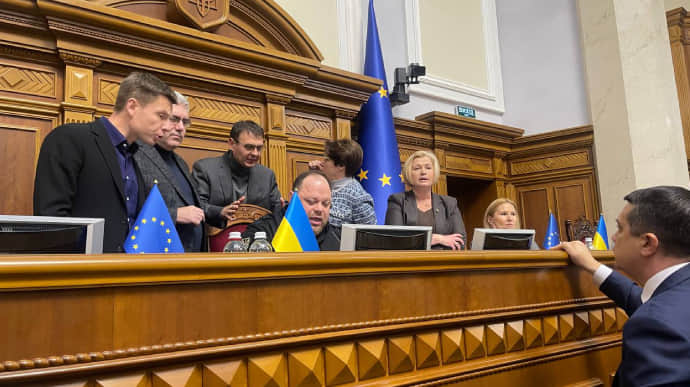 Из-за казуса Безуглой в Раде заблокировали трибуну: спикер закрыл заседание