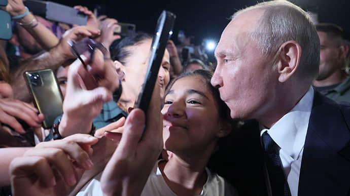 Путін вийшов до ошалілого натовпу у Дербенті, раптово забувши про ковід